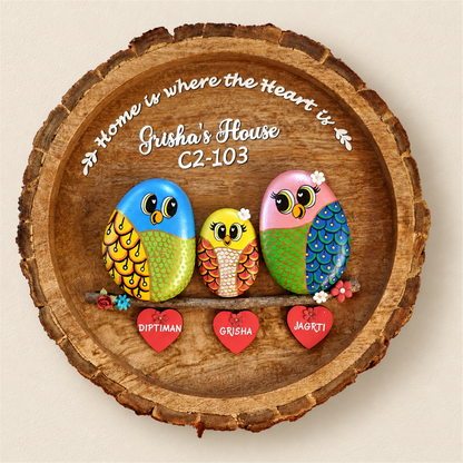 Lively Family Pebble Art: three colourful birds on a round wooden plaque with heart-shaped name tags, on a beige background