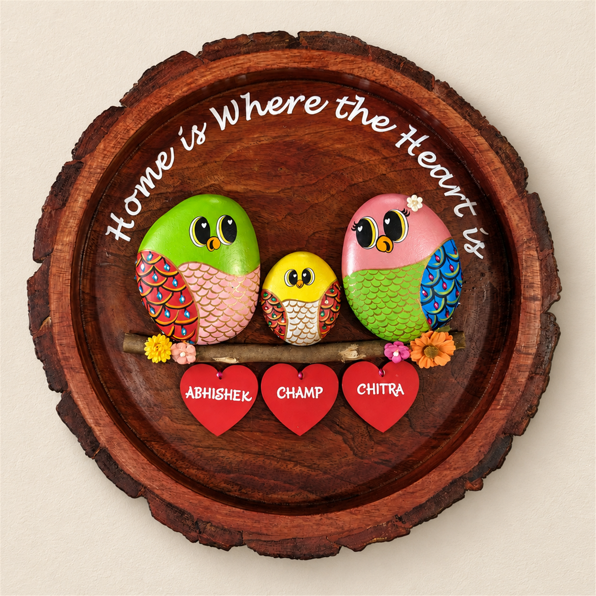 Sweet Home Pebble Art: a family of three birds on round wood with a home-themed message, on a beige background